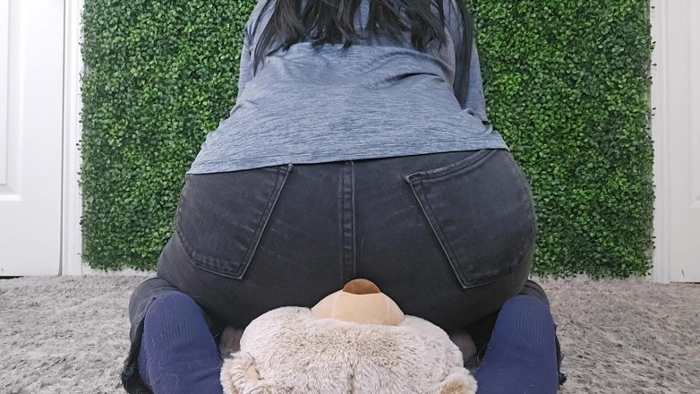 Julia Ryan: Face Farting on My Teddy