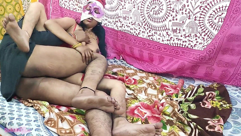 sakshi_raniii: もし夫が新婚旅行でインドの主婦とうまくセックスできなければ、彼女は隣人とセックスを頼んだ