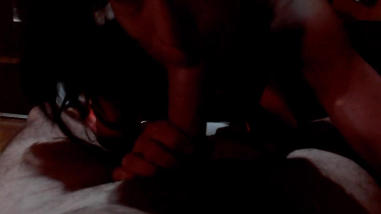 Marian sofar: 她像疯了一样吮吸另一根鸡巴