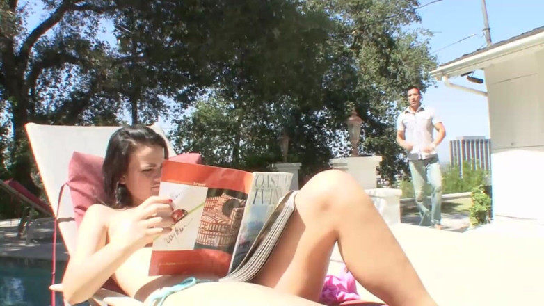 Old PIGS XXX: Une jeune brune aux gros seins naturels prend la bite...