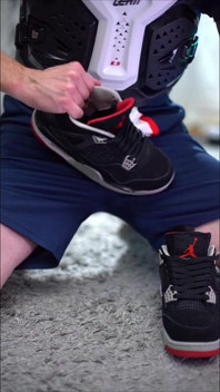 Spiel mit Jordan Retro Iv Turnschuhen und Cumming Inside
