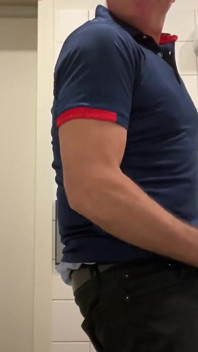 Me puse cachonda, así que me masturbé en el baño público