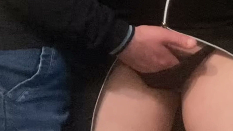 Niki studio: Era un extraño al azar en el metro tocando mi...