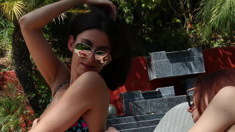 CBD Media: Dua remaja dengan tubuh langsing yang cantik dengan rambut hitam...