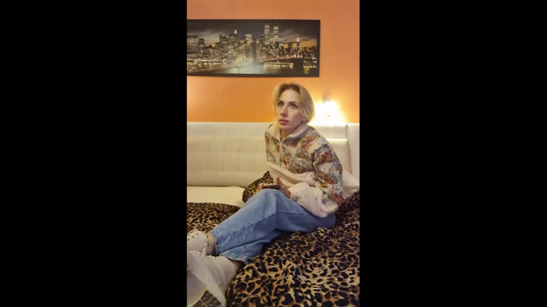 Czech Ladies: Hij urft en likt aan mijn sokken en voeten