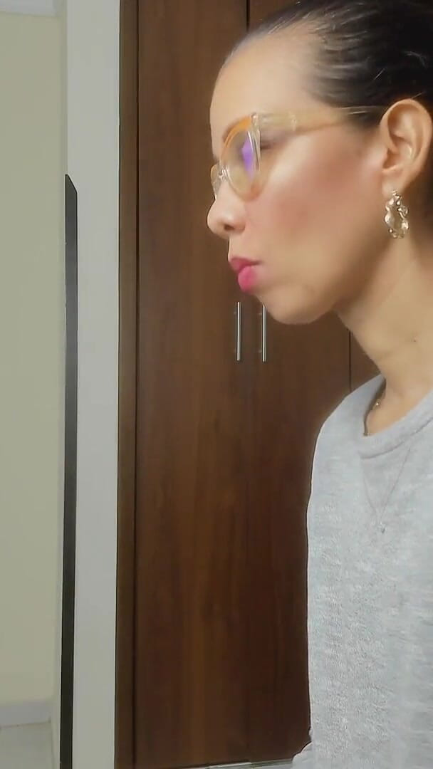 Latin webcam: Latina s křivkami masturbuje, když se vrátí domů z práce,...
