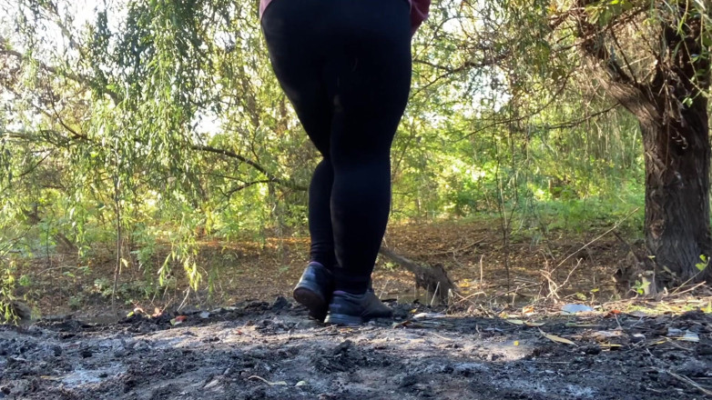 Elena: Pissen in de natuur en alle spetters in je gezicht