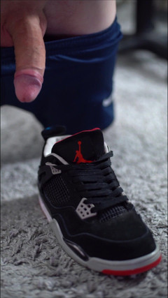 Sneakersmax98: Играя с Jordan Ретро IV кроссовки и кончаю внутрь