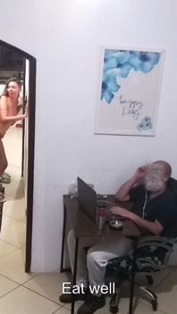Kocası çalışırken, havlulu evli kadın kuryeyi karşılıyor