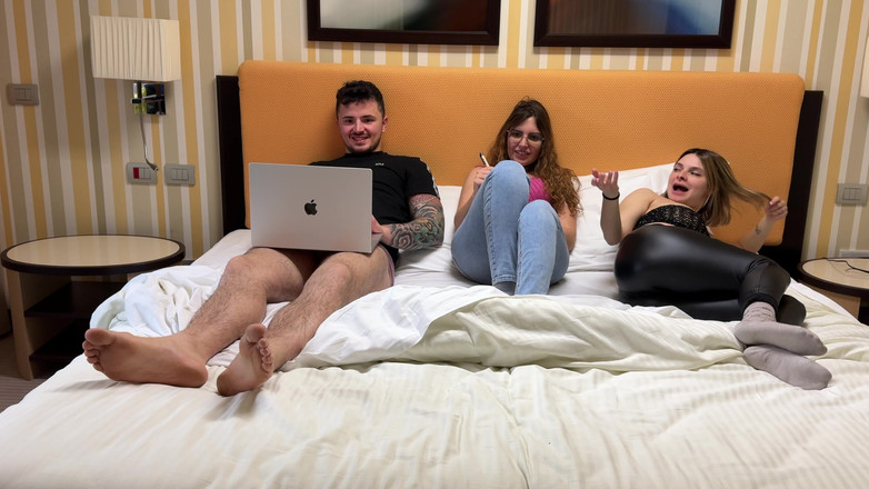 Tommy e Annika: Arkadaşım yatakta yanımda erkek arkadaşımın sikini emiyor, ben akıllı telefona...