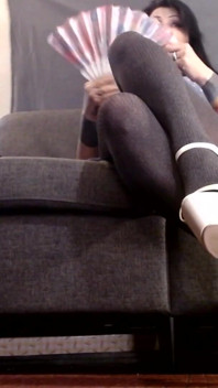 Pantimedias, piernas cruzadas, tacones blancos