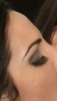 Tělová scéna 1 trojka se dvěma velmi krutou prsatou brunetkou Jessicou Valentino a Veronicou Rayne