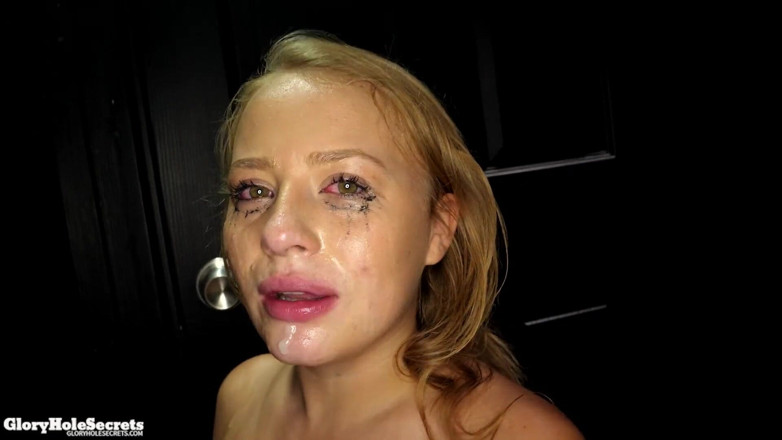Aziani: Une jeune fille dans une cabine de gloryhole avale du...