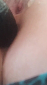 Agradable masturbación anal mamá soltera se masturba agradablemente con plug anal