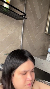 Asiatică dolofană drăguță în bikini