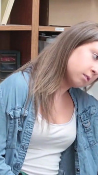 Linda garota pega roubando e é fodida