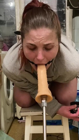 Elena917: Scopa la macchina del sesso attraverso un anello nella bocca