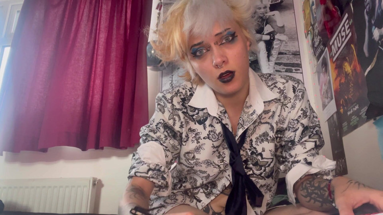 Glitterqueen1999: Готична офісна працівниця має серце та ресус