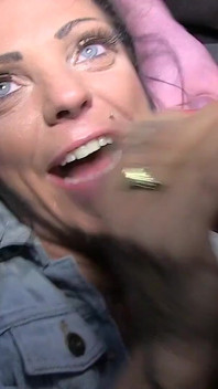 Wilde brunette milf vindt het heerlijk om meerdere vreemden af te zuigen als ze in het openbaar voor toeschouwers gaat neuken