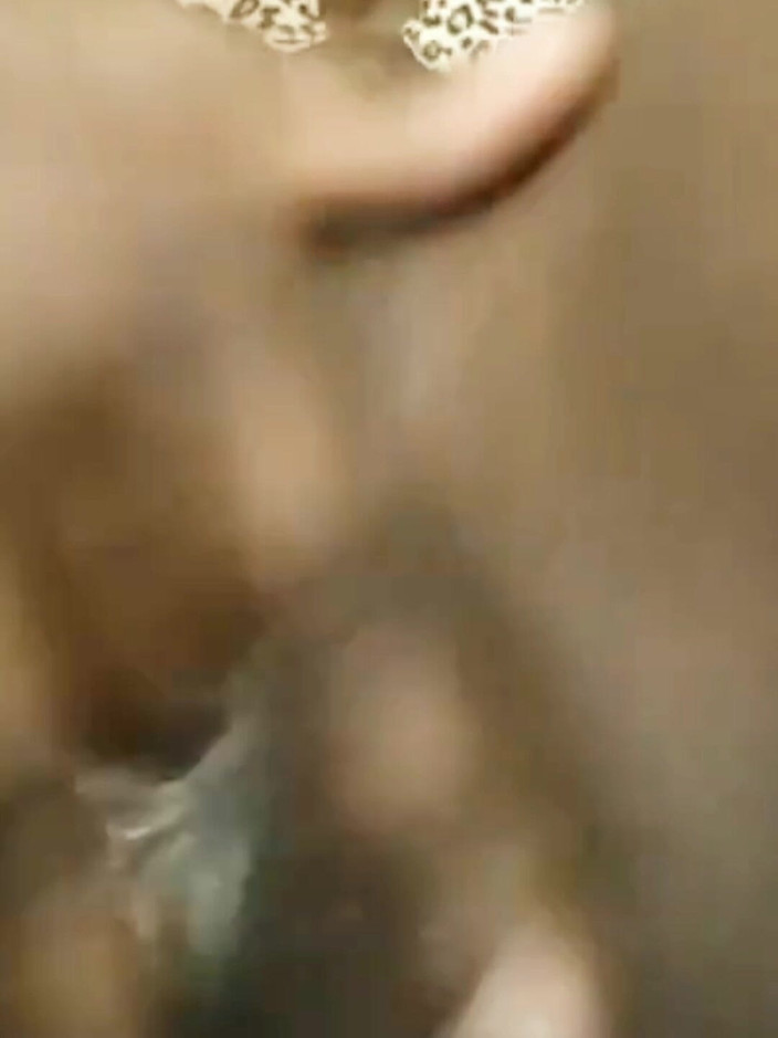 Dick sucker: 年轻的乌干达黑人手淫