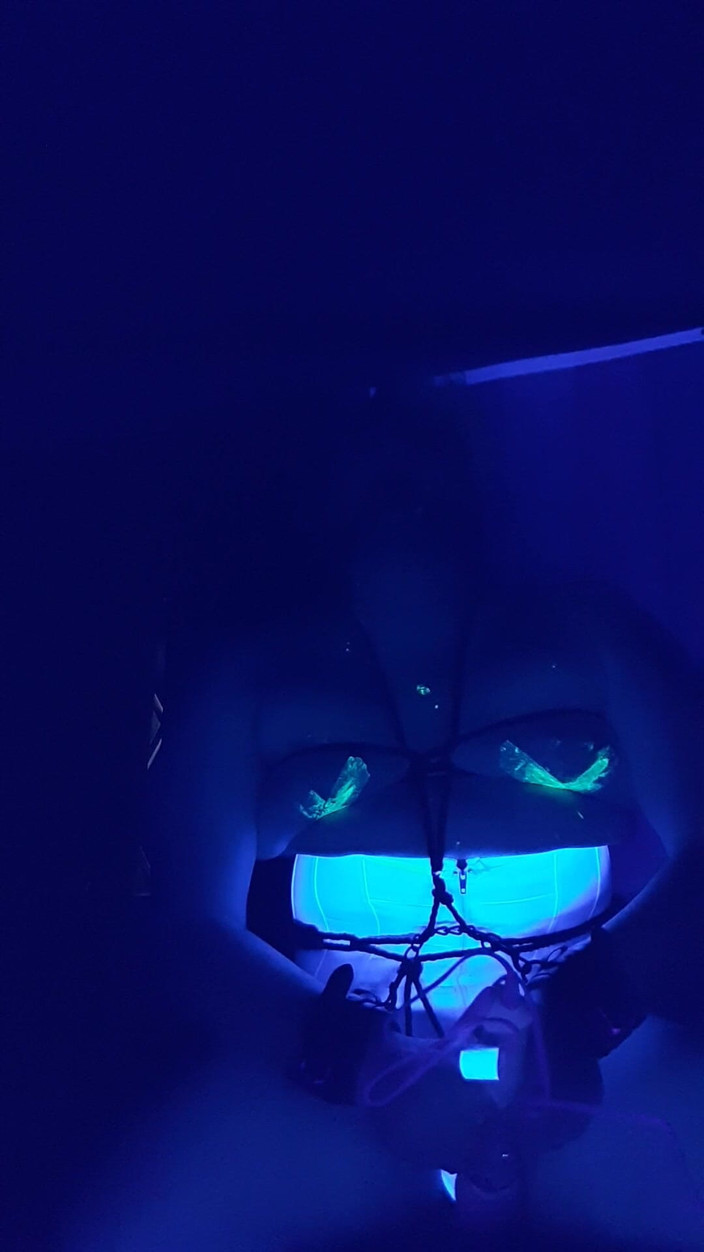 Roxxie rae page: Black Light, auto-bondage