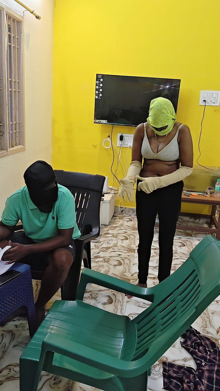 Thesana: La cameriera e il proprietario