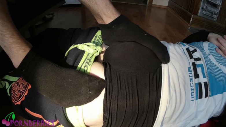 Ethan Alex: Twinks ponožková footjob v černých těsných kotníkových ponožkách