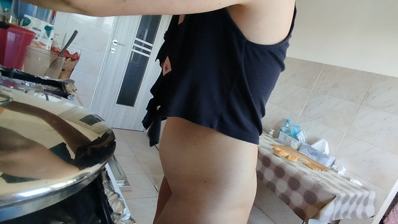 Amateur_MS: Sexig Mamma Gör Frukost, Hårig Fitta, Stora Tuttar