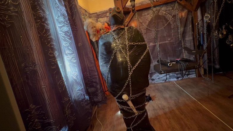 Aaexperiencesltd: 最終部:- ドミナ・サタナと鎖とパレットの包みに包まれた袋の男