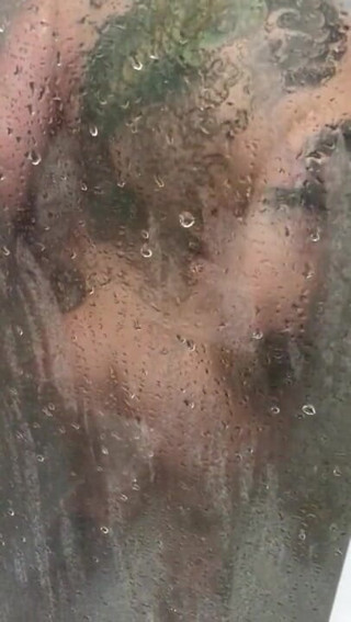 CarleXXX: Romi bermandi bersendirian