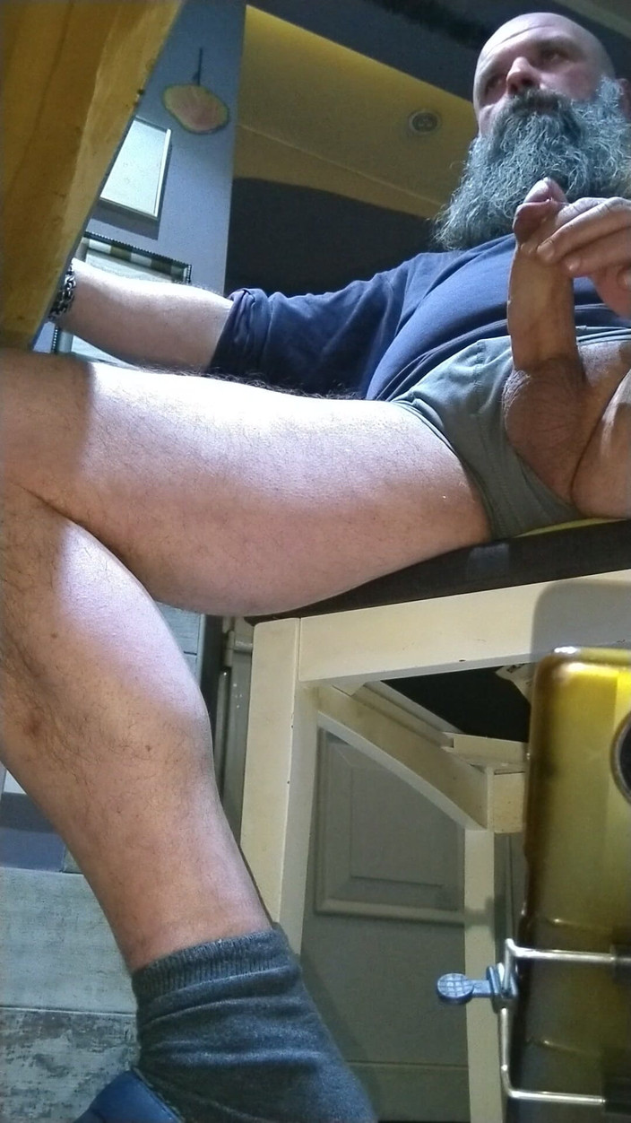 Wanker: जवान आदमी उसके बड़े लंड को मरोड़ रहा है