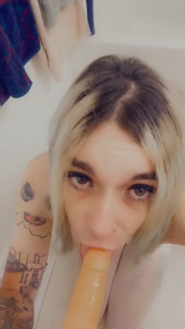CarmenMelatonin: Linda nena en traje revelador quiere tu polla