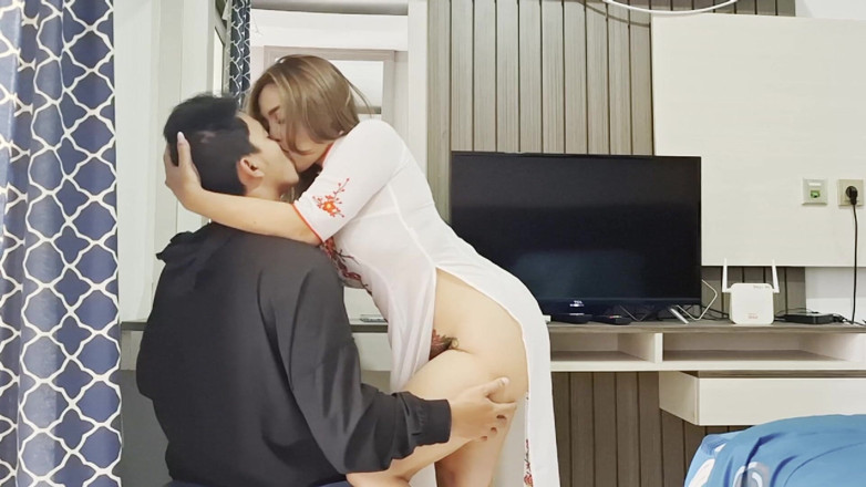 momi_itha_: Istriku Menggangu Saat Aku Kerja Dari Rumah Dan Aku Seks...