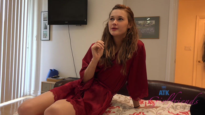 ATK Fans (Girlfriends): Sommersprossige teen alaina versucht zum ersten mal einen schwanz