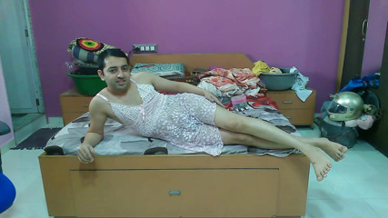 Cute & Nude Crossdresser: Drăguță travestită efeminată Dulce acadea într-o cămașă de noapte cu prințesă...