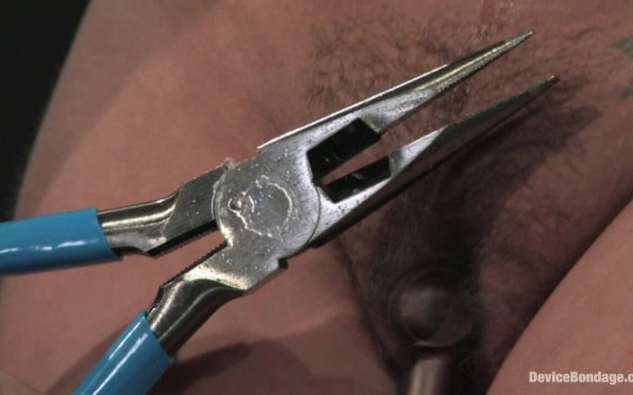Device Bondage by Kink: Sara Faye Live, bahagian 1
