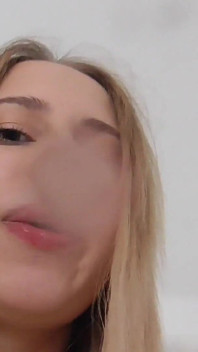 Wysoka księżniczka Kelly pluje ci w twarz i usta