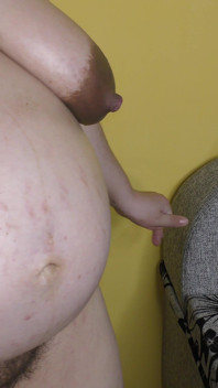 Une femme enceinte de 9 mois essaye de vous séduire pour du sexe rapide sans préservatif - Mari laiteux