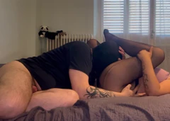 구멍이 있는 팬티 스타킹을 입고 가위 따먹히는 마누라