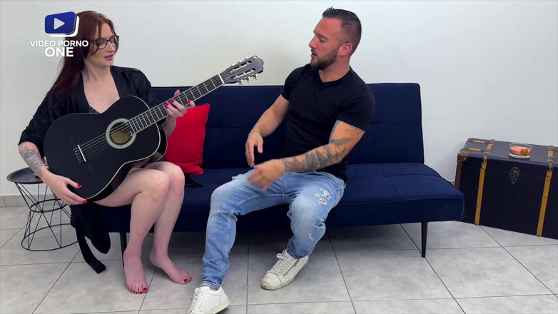 2 Hot 4U: Hon slits sönder av sin musiklärare