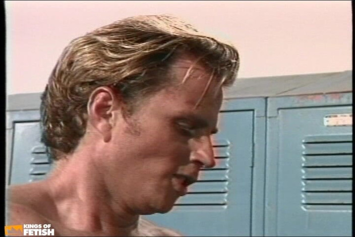 Gay Diaries: Trzej faceci pieprzą swoje tyłki i usta w szatni