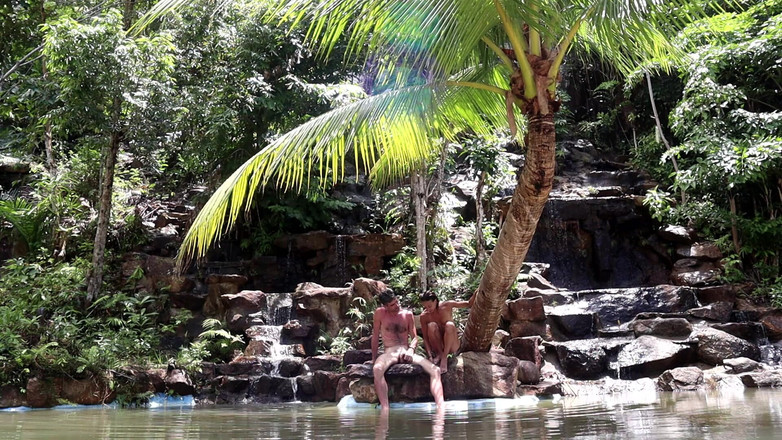 Magia Rosa: Allein in einem Wasserfall