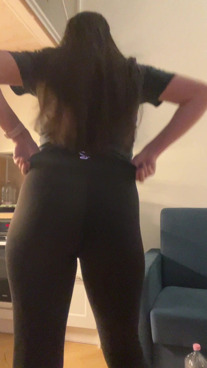 NicoleRay: レギンス姿でセクシーなお尻のファスナーを下ろす