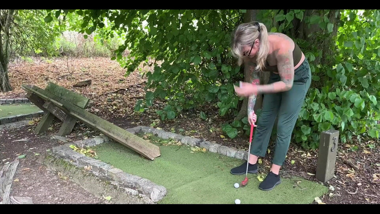 English Psycho: Heißes blondes transmädchen lily adick wird im wald von englischer...