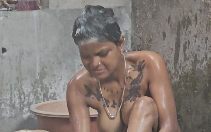Aalox: Indian Desi Village piękna dziewczyna podczas kąpieli