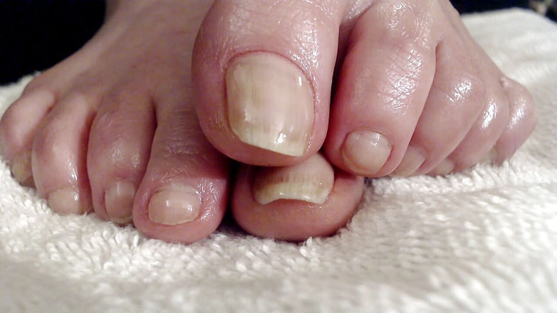 Abby Anna: Длинные натуральные ногти на ногах, намазанные маслом ступни