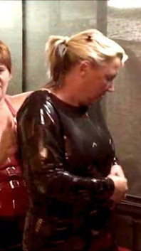 ทาสในชุดลาเท็กซ์ - BDSM จัดหนักกับคนสามคน