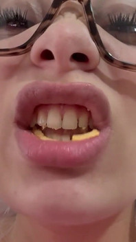 La matrigna ama mangiare quindi mangia patatine in un costume cosplay e ama il cibo