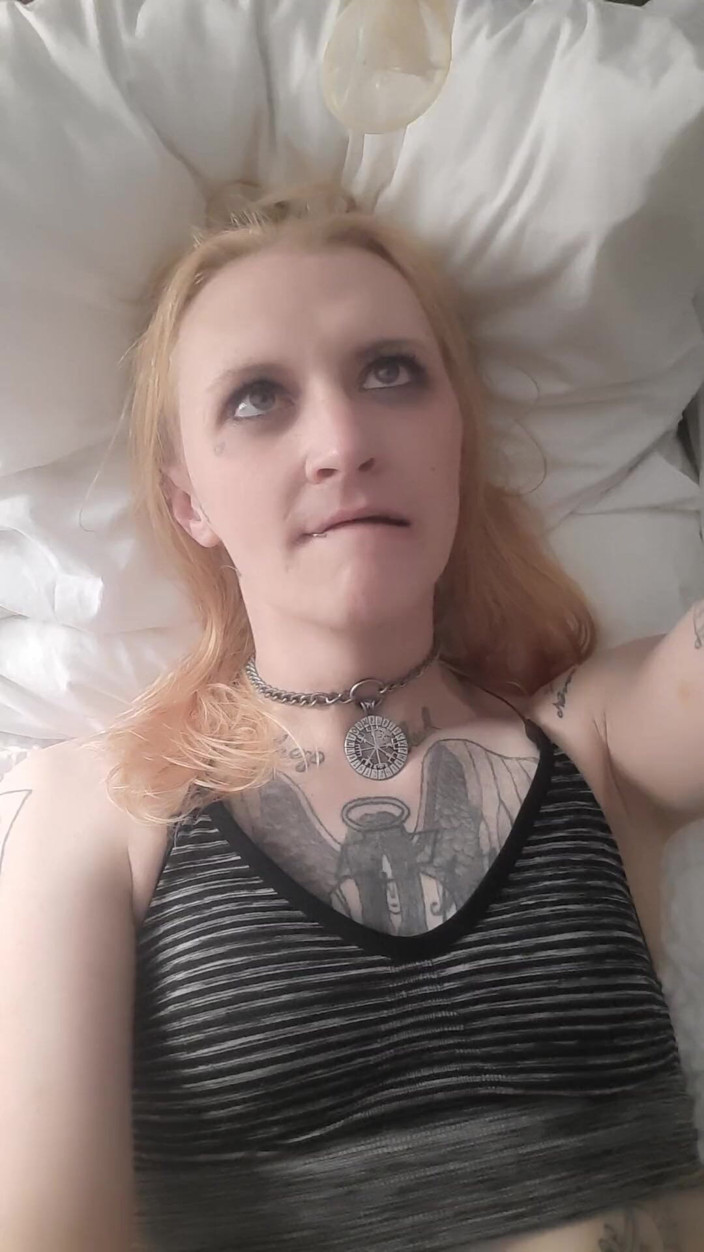 Lynn Kaotik: Trans-mädchen entleert kondom auf ihrem gesicht und fickt ihren dildo