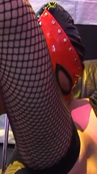 Baskın esmer orta yaşlı seksi kadın maskeli bağlı kölesini kontrol ediyor